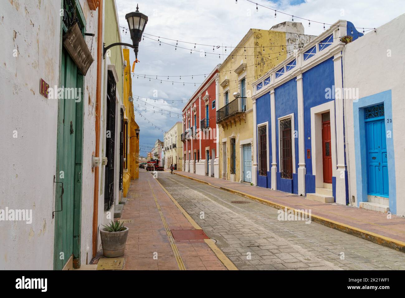 Vecchi edifici colorati fiancheggiano entrambi i lati di una strada stretta a Campeche, Messico Foto Stock