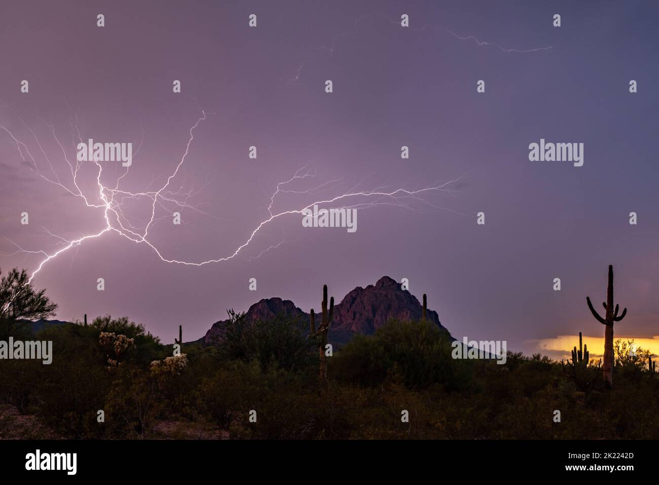 Fulmini al tramonto sulle montagne del deserto di sonora Foto Stock