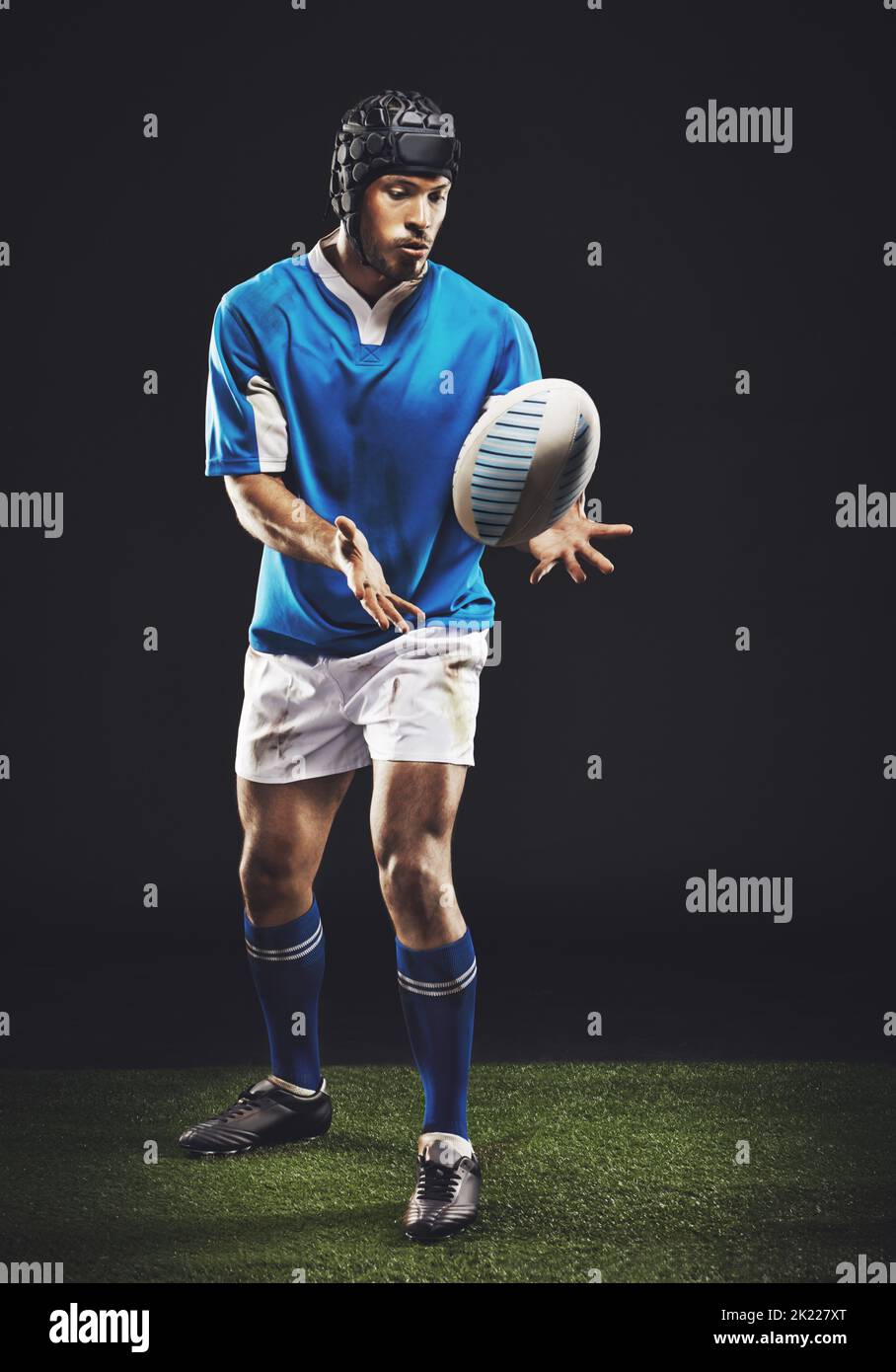 HES un concorrente agguerrito. Ripresa in studio di un giovane giocatore di rugby sul campo. Foto Stock