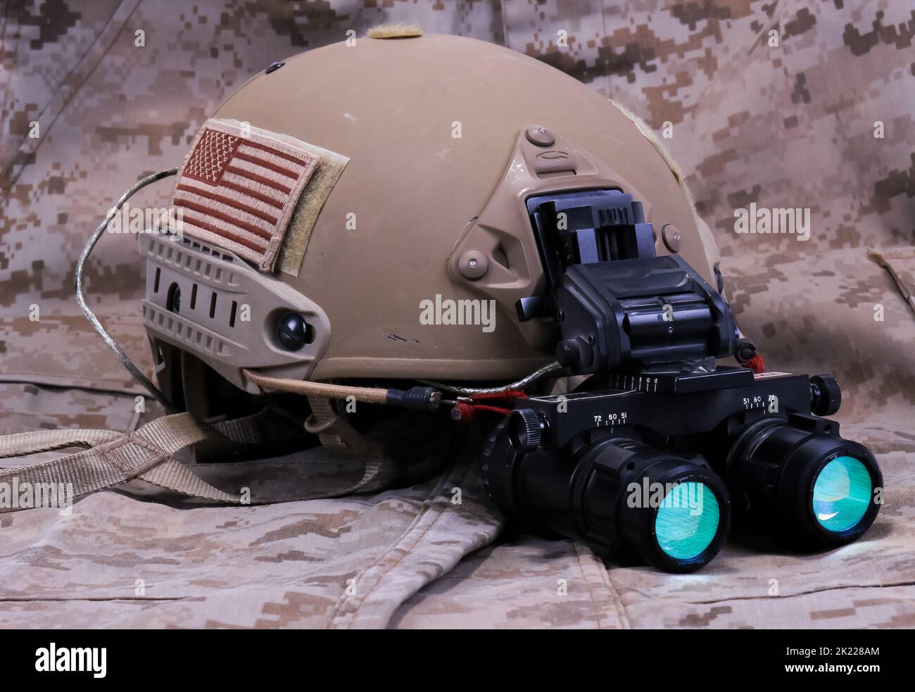 Occhiali American Military Night Vision sul casco Foto Stock
