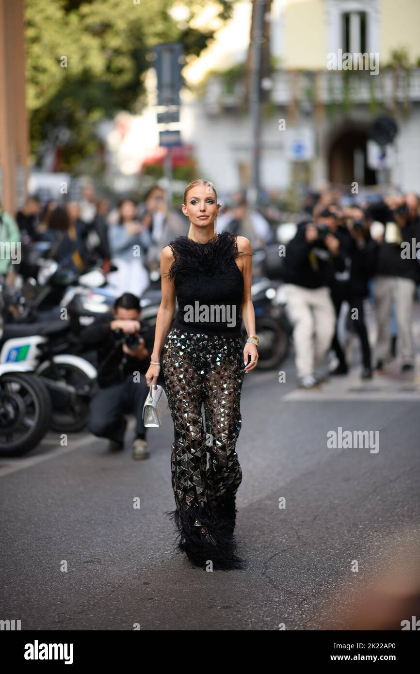 Leonie Hanne fuori Alberta Ferretti in occasione della Fashion Week di Milano Primavera/Estate 2023 Foto Stock