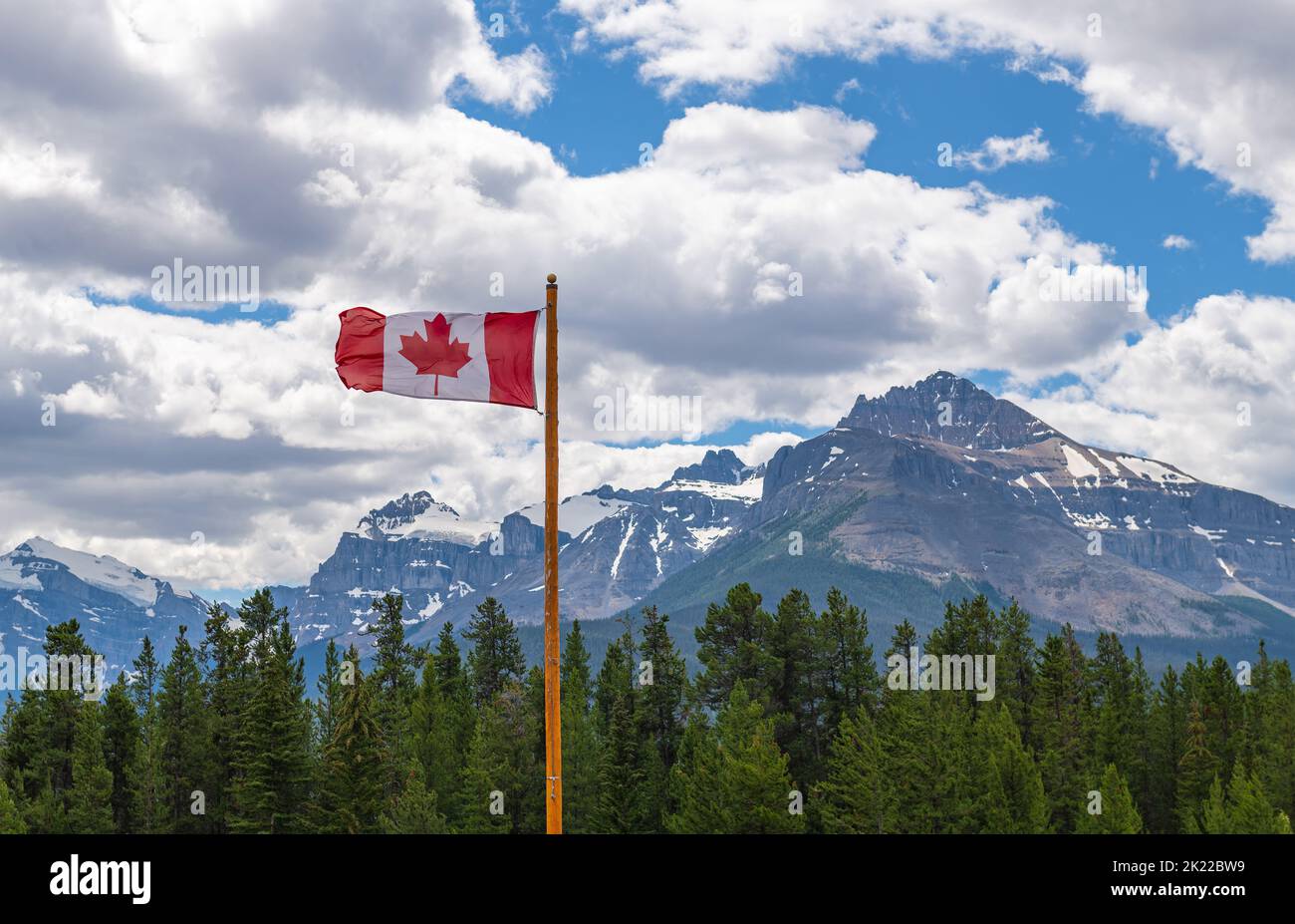 Bandiera del Canada nel parco nazionale delle Montagne Rocciose di Banff, Alberta, Canada. Foto Stock