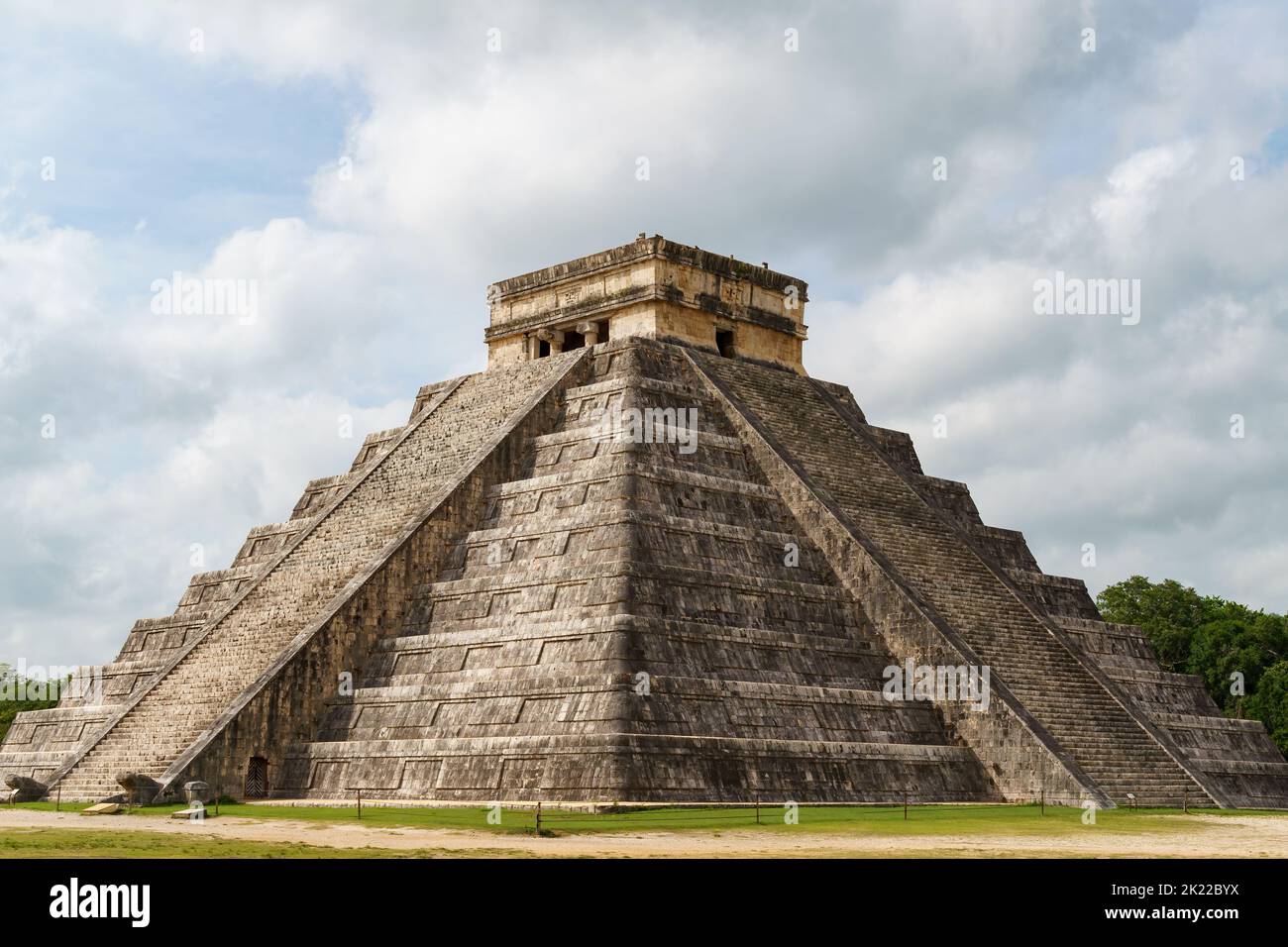 Vista di El Castillo (Tempio di Kukulkan) a Chichen Itza, Messico con cielo nuvoloso Foto Stock