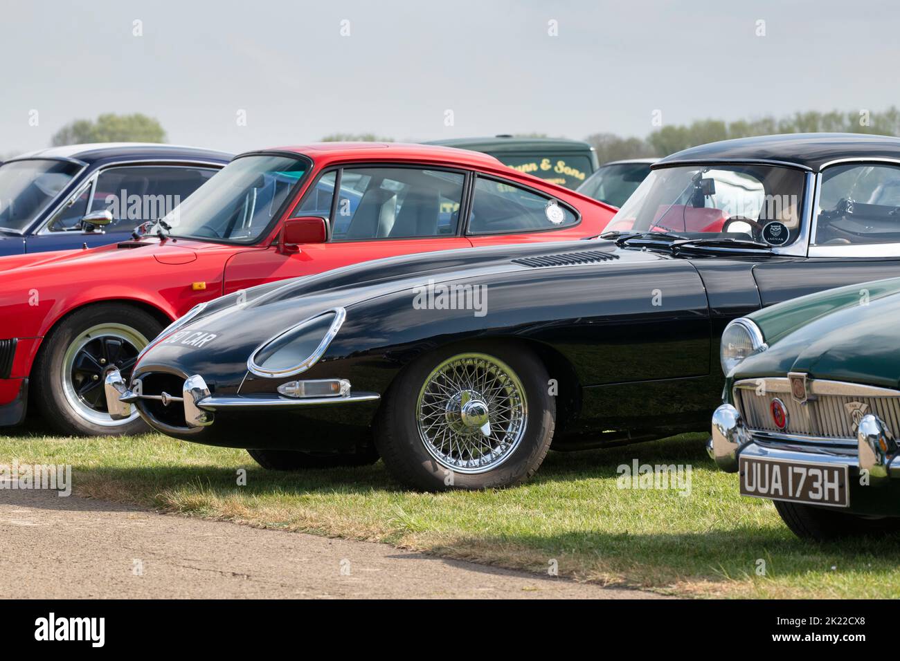 Auto Jaguar e Type 1963 al Bicester Heritage Centre, evento sunday Scramble, Oxfordshire, Inghilterra Foto Stock