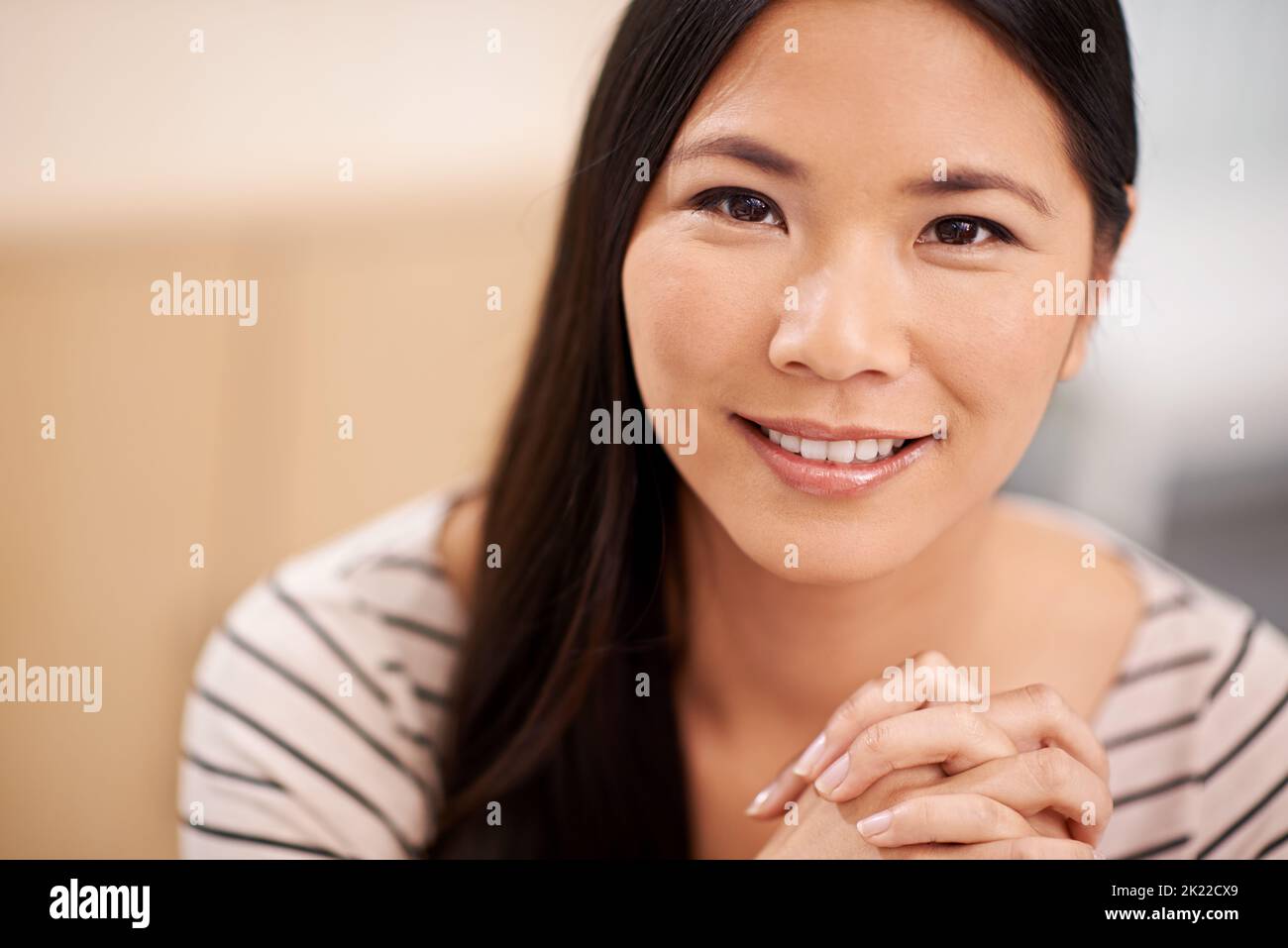 Tieni d'occhio la sua carriera. Una giovane donna d'affari asiatica sicura che guarda la fotocamera. Foto Stock