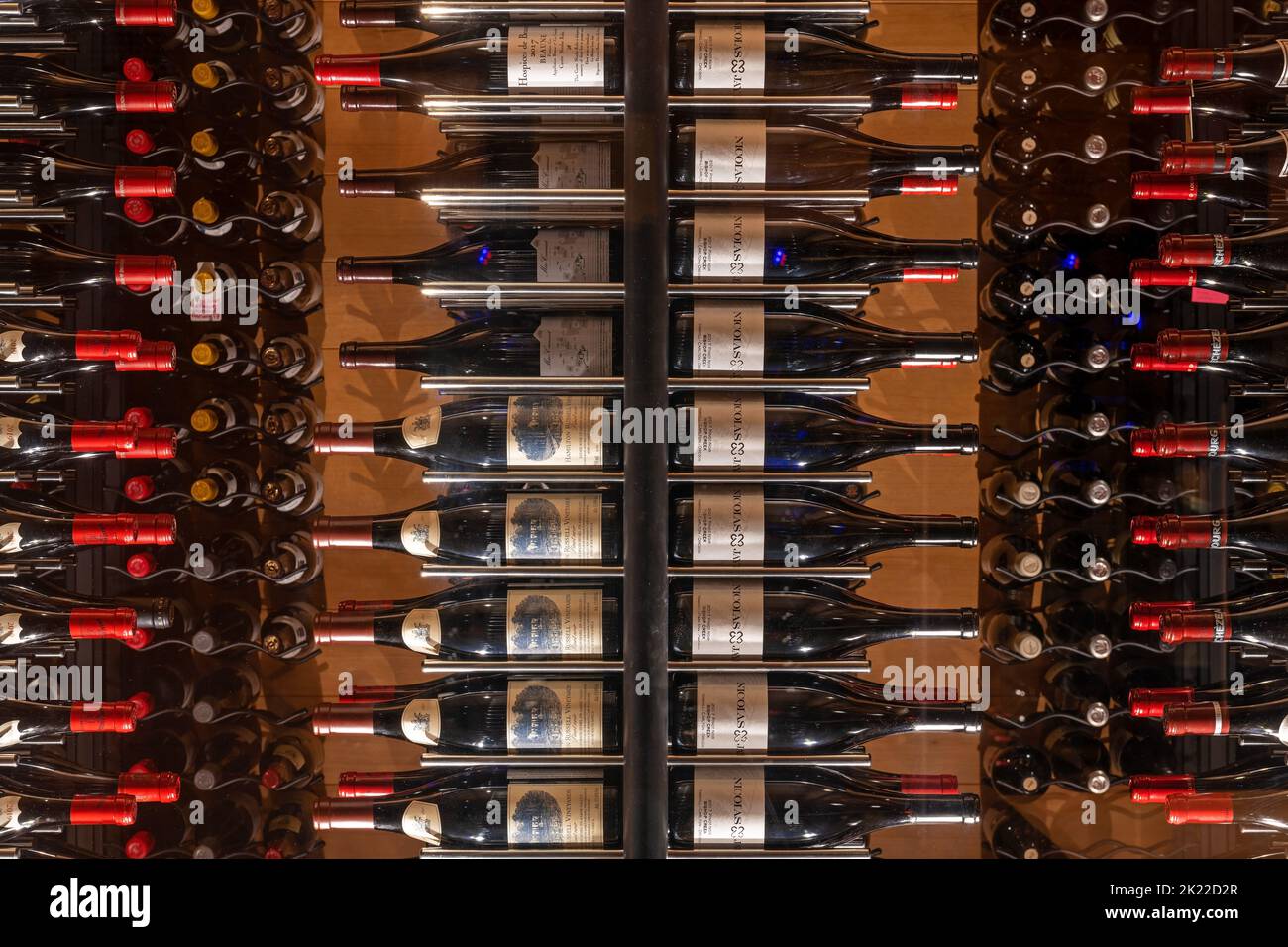 Dettaglio delle bottiglie di vino nella cantina di Wickanninish Inn, Tofino, isola di Vancouver, British Columbia, Canada. Foto Stock