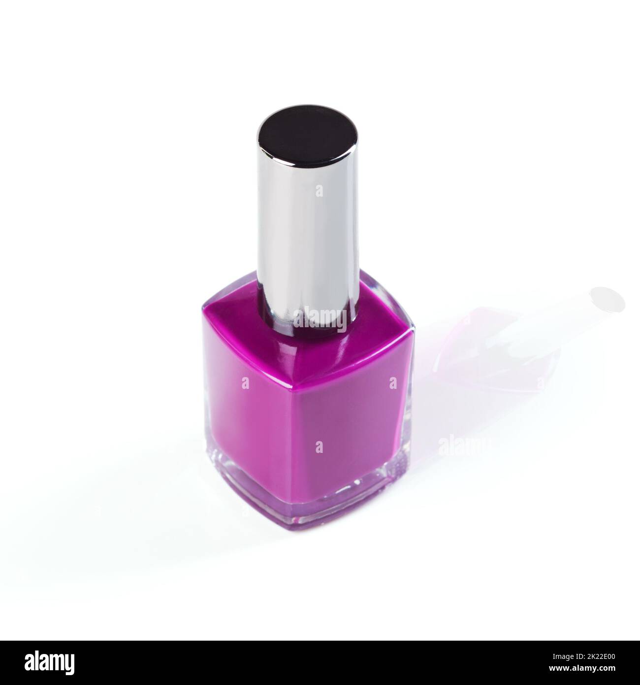 Aggiungi un po' di viola alla tua bellezza. Studio shot di una bottiglia colorata di vernice per unghie. Foto Stock