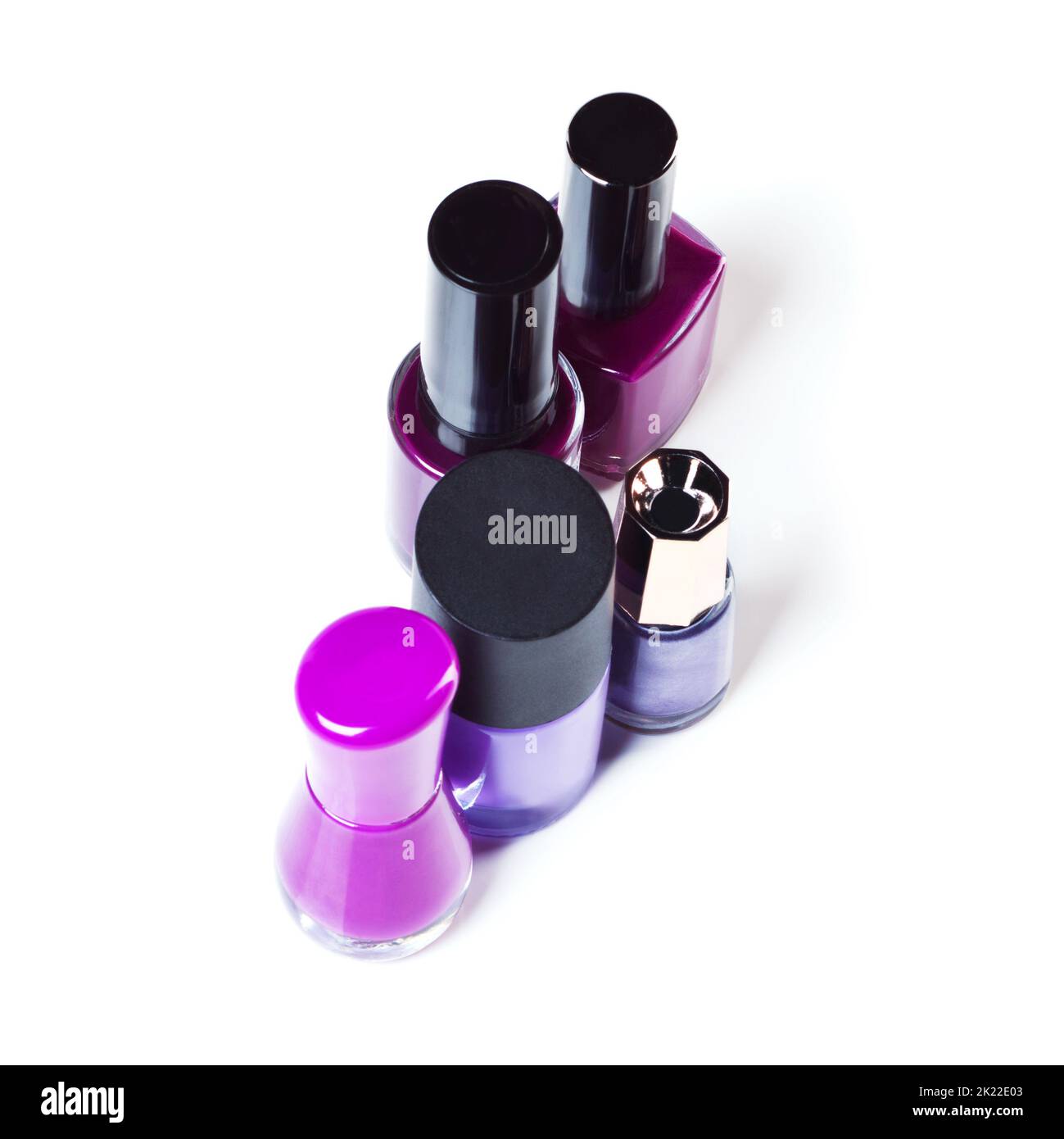 Aggiungi un po' di viola alla tua bellezza. Studio shot di coloratissime bottiglie di vernice per unghie. Foto Stock
