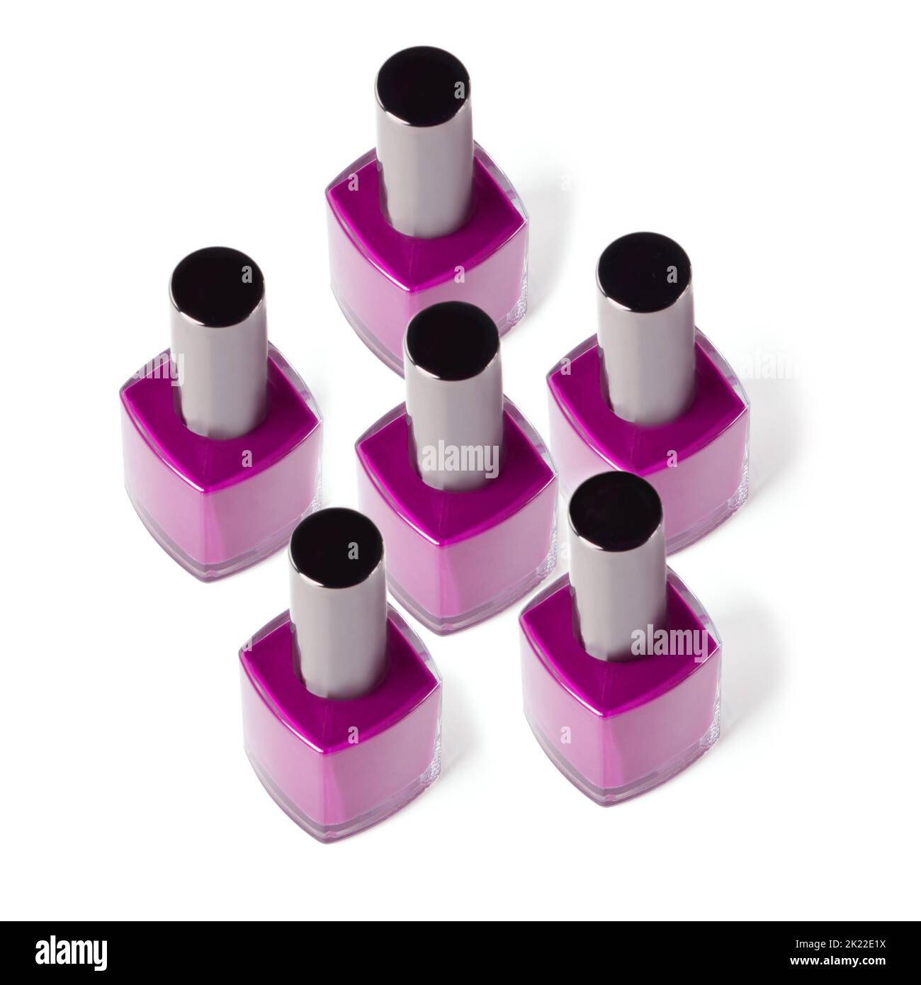 Aggiungi un po' di viola alla tua bellezza. Studio shot di coloratissime bottiglie di vernice per unghie. Foto Stock