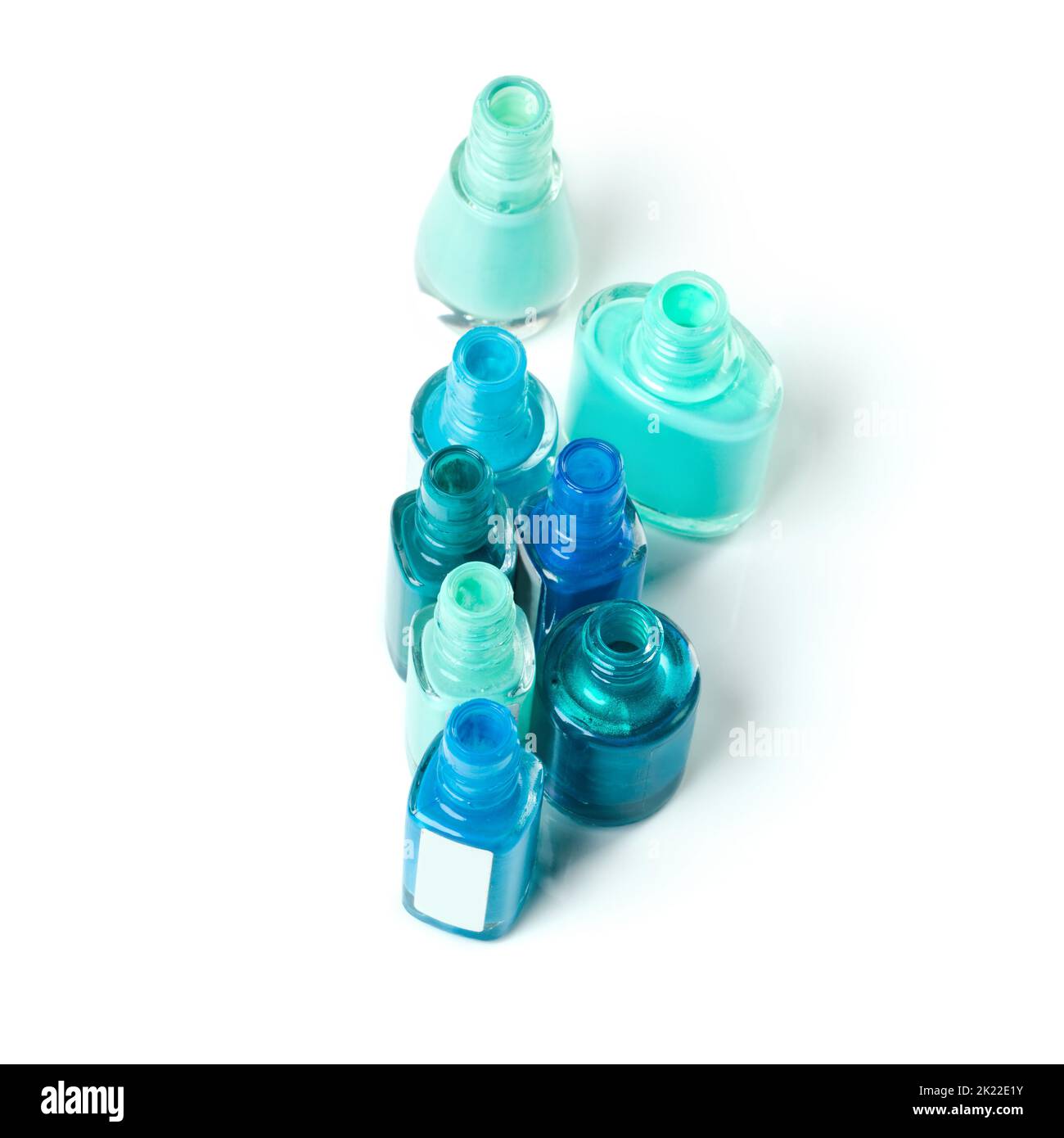 Bel blues. Un colpo isolato di bottiglie aperte di smalto blu per unghie. Foto Stock