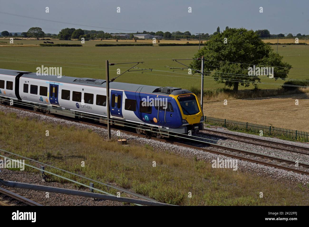 Un treno di classe 195 dei treni del Nord che passa da Colton Junction, il raccordo ferroviario ad alta velocità 1st del Regno Unito, East Coast Main Line, Yorkshire, Regno Unito Foto Stock