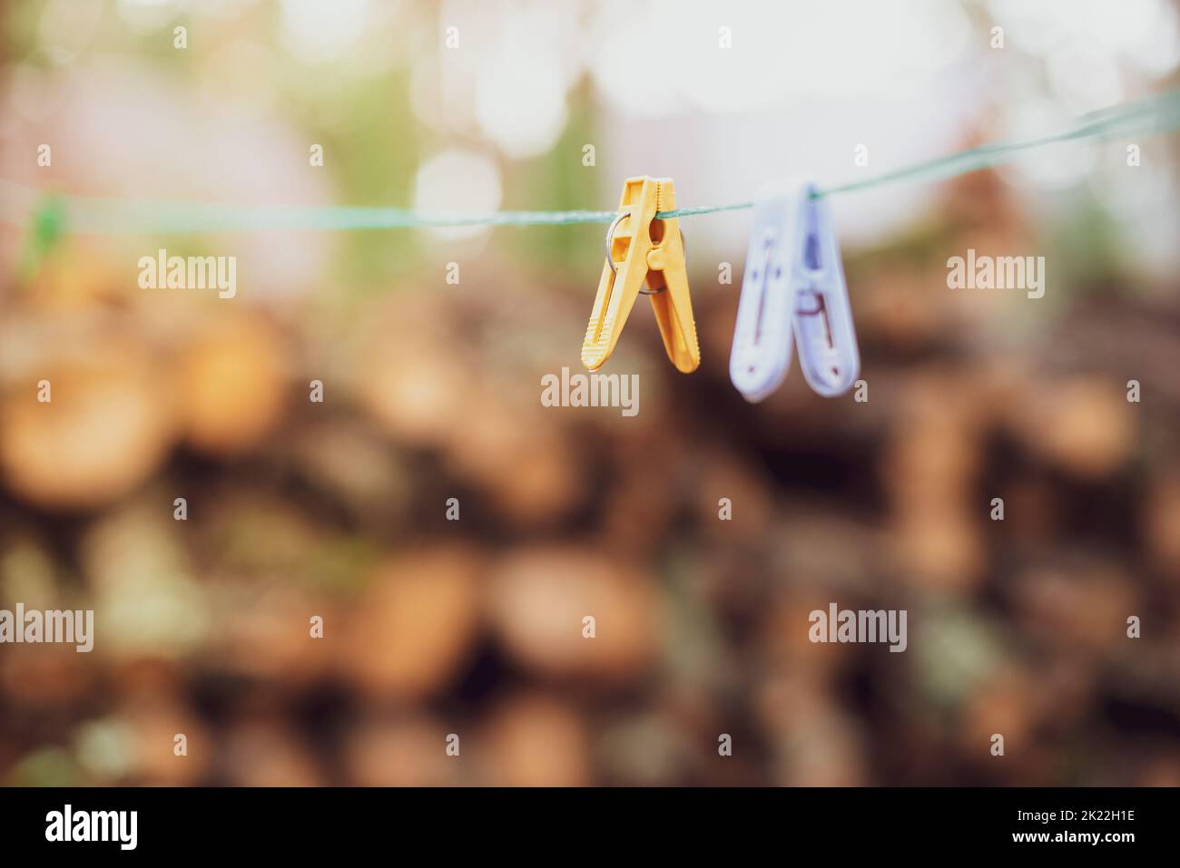 Clothesline con clothespins all'aperto, spazio della copia Foto Stock