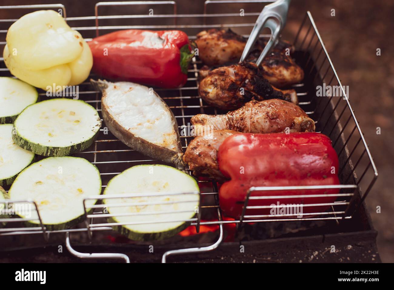 Il processo di cottura su una griglia per barbecue. Cibo da picnic, cibo all'aperto Foto Stock