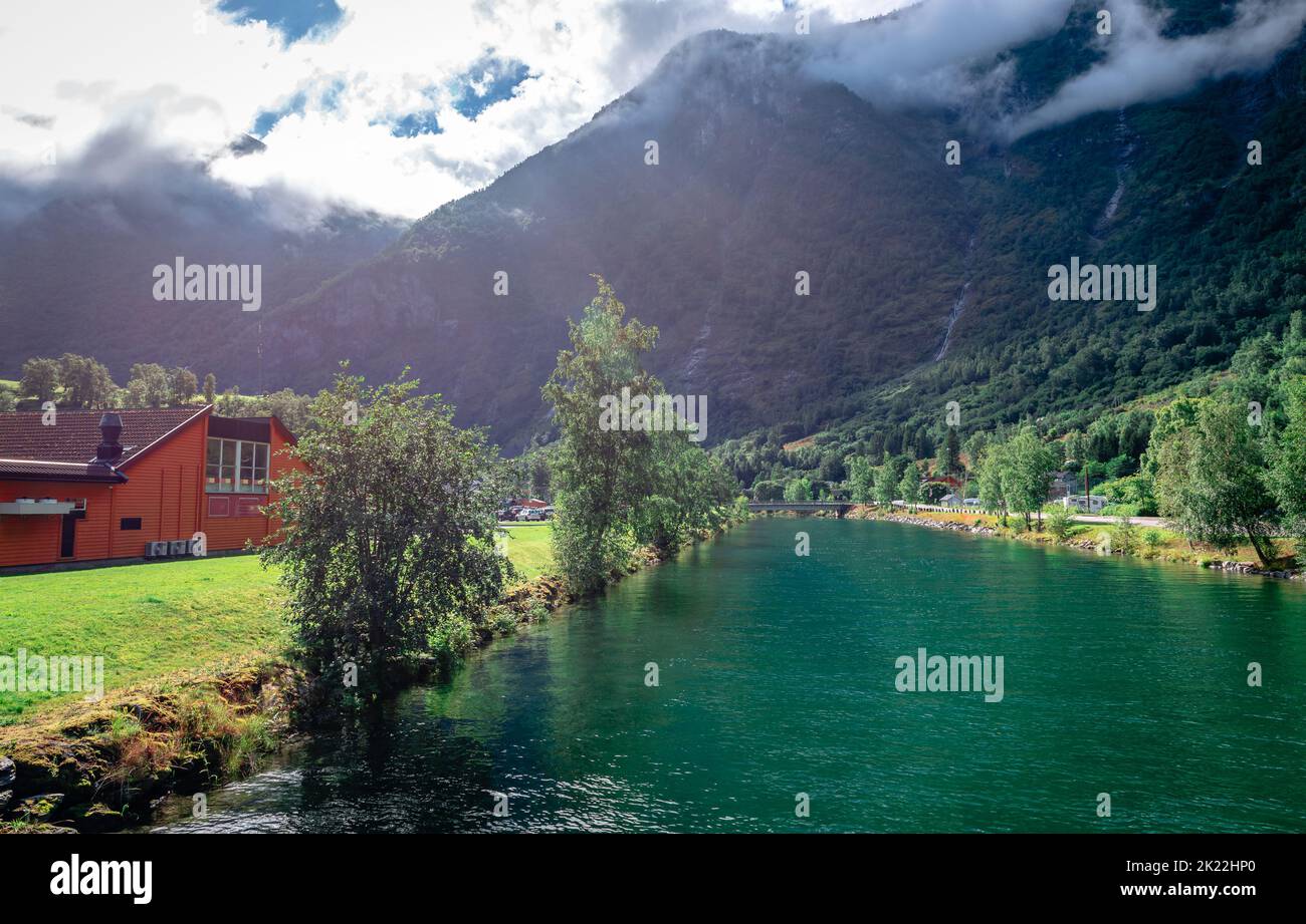 Flåmselvi (o Moldåni) nella contea di Vestland, Norvegia. Quando raggiunge il villaggio di Flåm, si svuota in Aurlandsfjord. Foto scattata a Flåm. Foto Stock