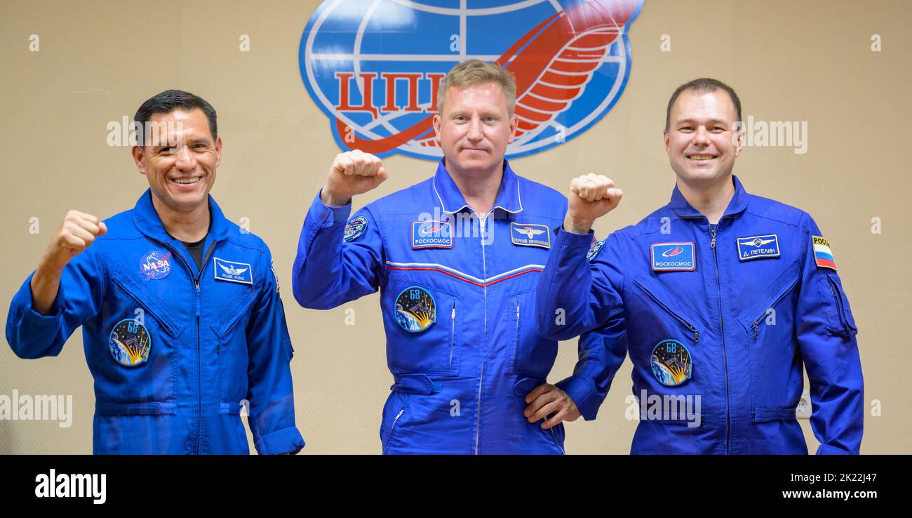 Spedizione 68 astronauta Frank Rubio della NASA, a sinistra, e cosmonauti Sergey Prokopyev e Dmitri Petelin del Roscosmo, a destra, sono visti in quarantena, dietro vetro, durante una conferenza stampa, Martedì, 20 settembre 2022, presso il Cosmonauta Hotel a Baikonur, Kazakhstan. Il trio è previsto per il lancio alla Stazione spaziale Internazionale a bordo della navicella spaziale Soyuz MS-22 il 21 settembre 2022. Foto di Bill Ingalls/NASA via CNP/ABACAPRESS.COM Foto Stock