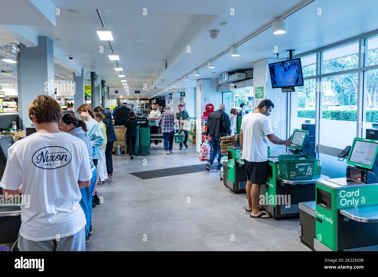 Woolworths supermercato a Sydney, i clienti utilizzano le macchine self-checkout per checkout e pagare per alimentari, Australia Foto Stock