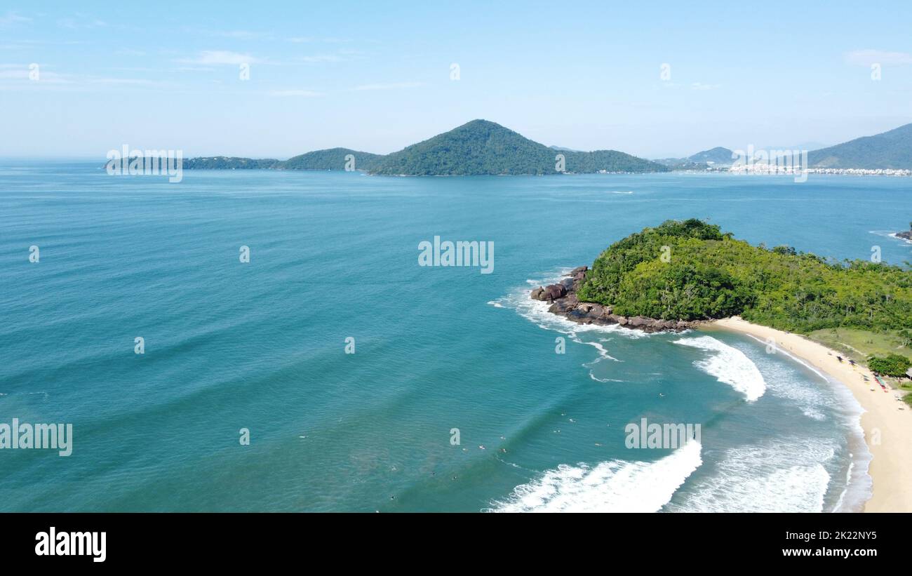 Una foto aerea di una piccola penisola sull'oceano Atlantico situata in Ubatuba Brasile Foto Stock
