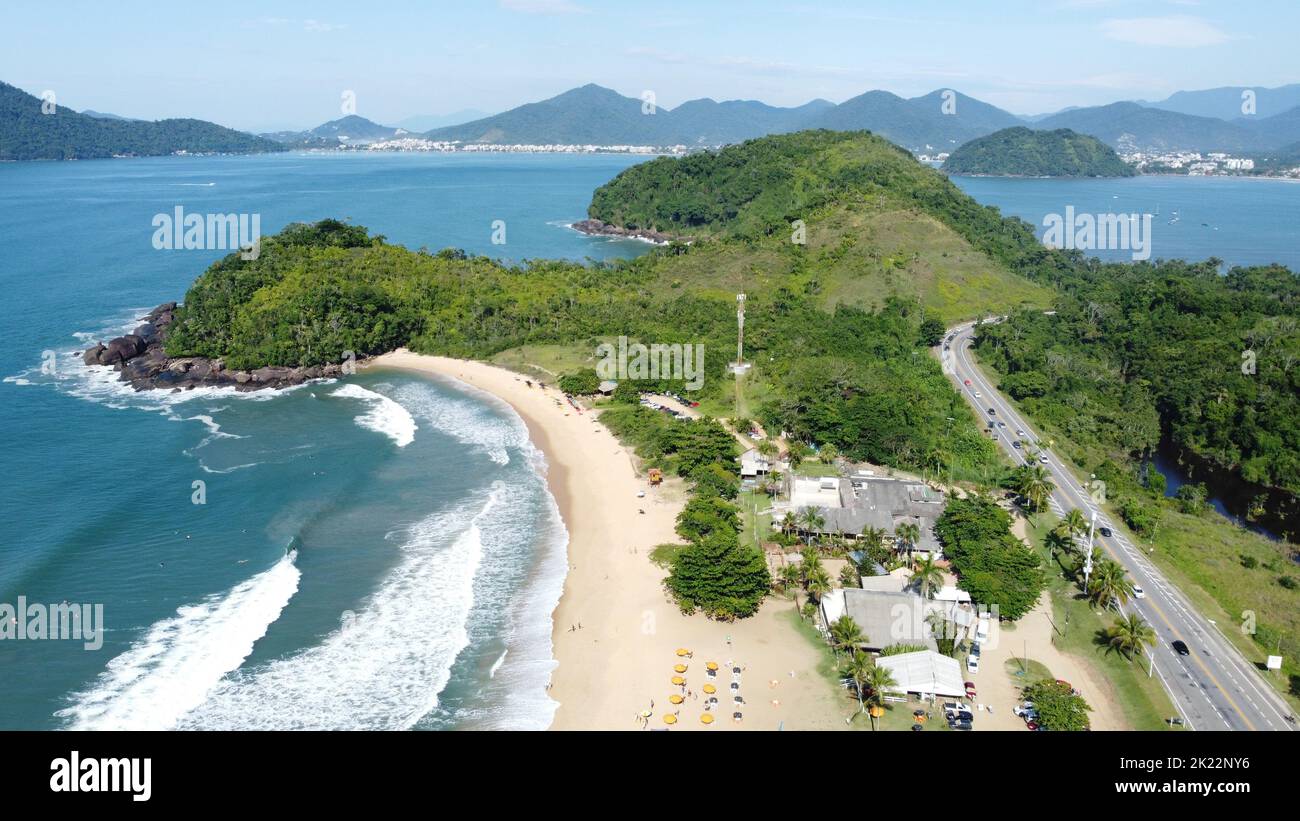 Una foto aerea di una penisola sull'oceano Atlantico con strade e foreste situate in Ubatuba Brasile Foto Stock