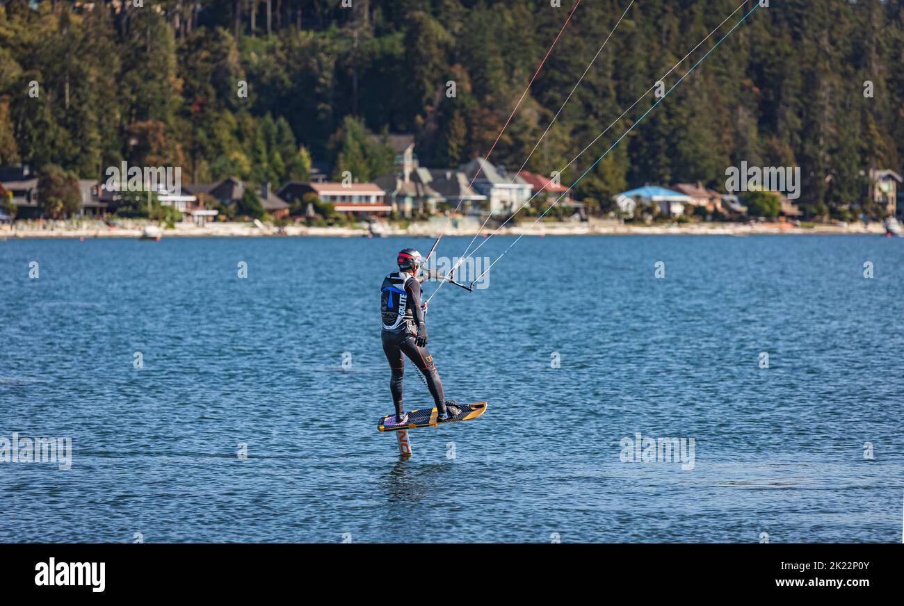 Sport acquatici ricreativi azione. Healthy Man Surfer Kiteboarding, Kite Surfing on Waves in Sea, Extreme Sport Foto Stock