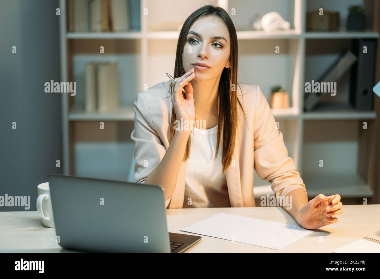 Lavoro remoto. Stile di vita di blocco pandemico. Lavorare da casa. Donna sognante pensiva distratta seduta in ufficio pensiero di lavoro Foto Stock