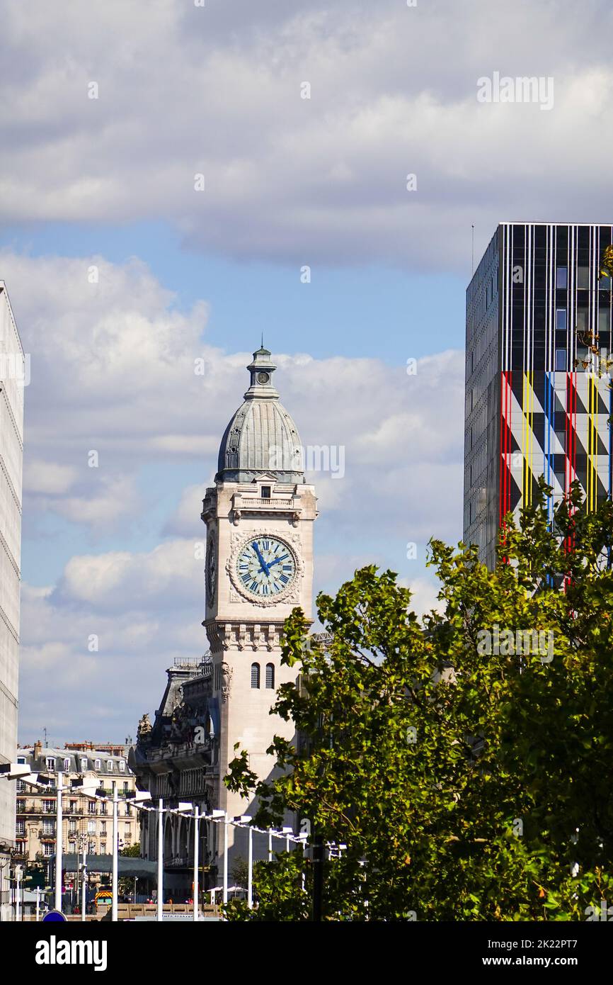 Guardando verso nord verso la torre dell'orologio di Parigi, Francia, Gare de Lyon, una delle stazioni ferroviarie più trafficate d'Europa. Foto Stock