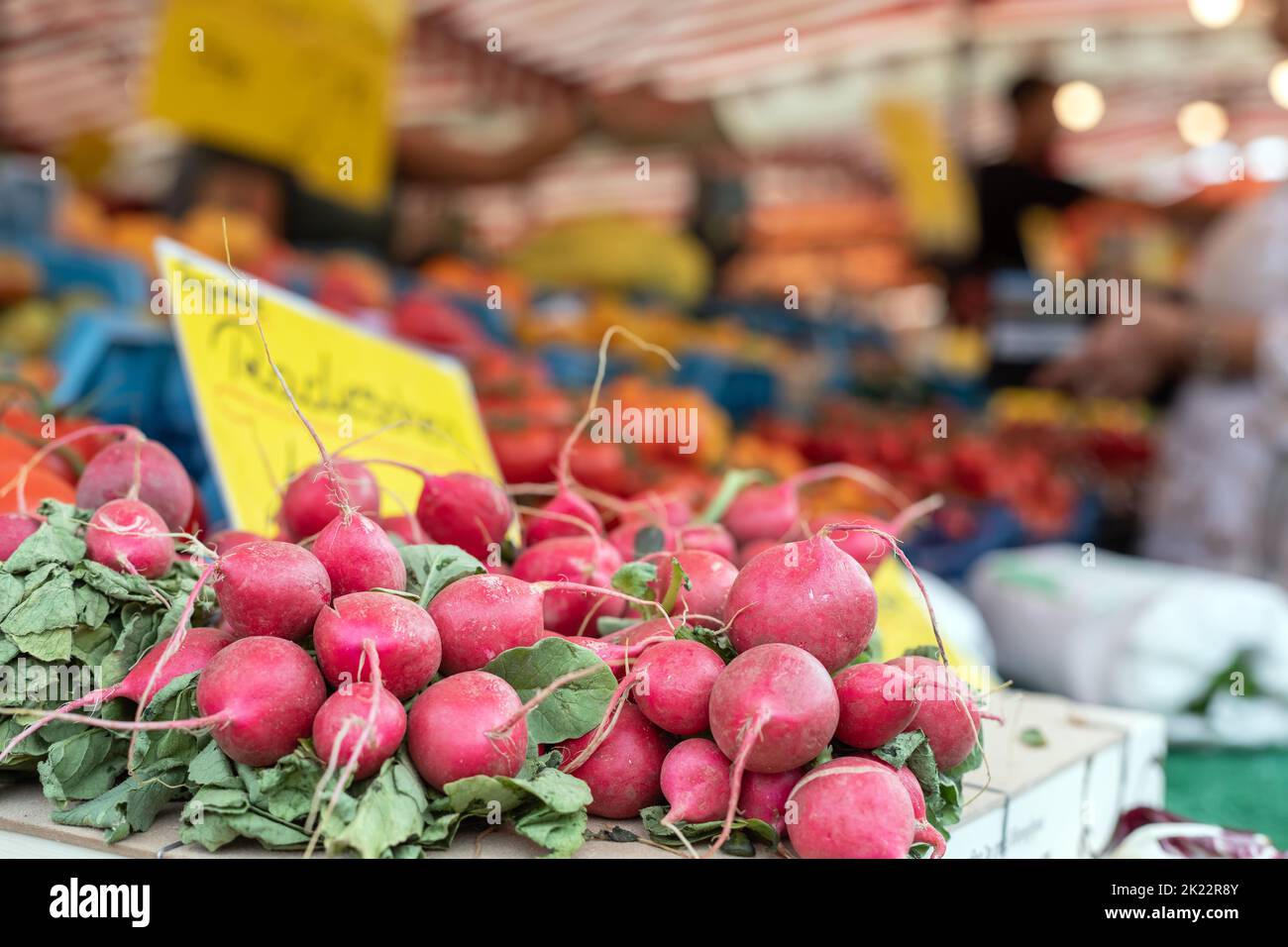 un mazzo di ravanelli sul mercato Foto Stock