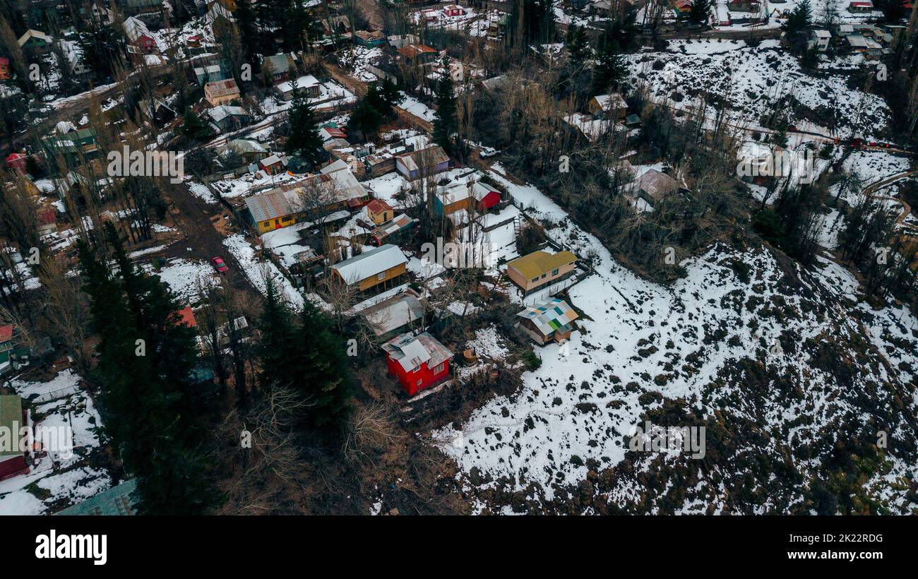 Una vista aerea di un villaggio innevato vicino alle montagne di Ande, Cile Foto Stock