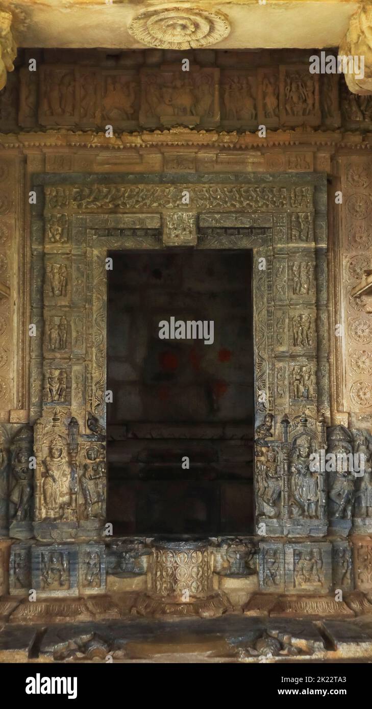 Porta d'ingresso intagliata al Santuario, Tempio di Gopinath, Forte di Bhangarh, Rajasthan, India. Foto Stock