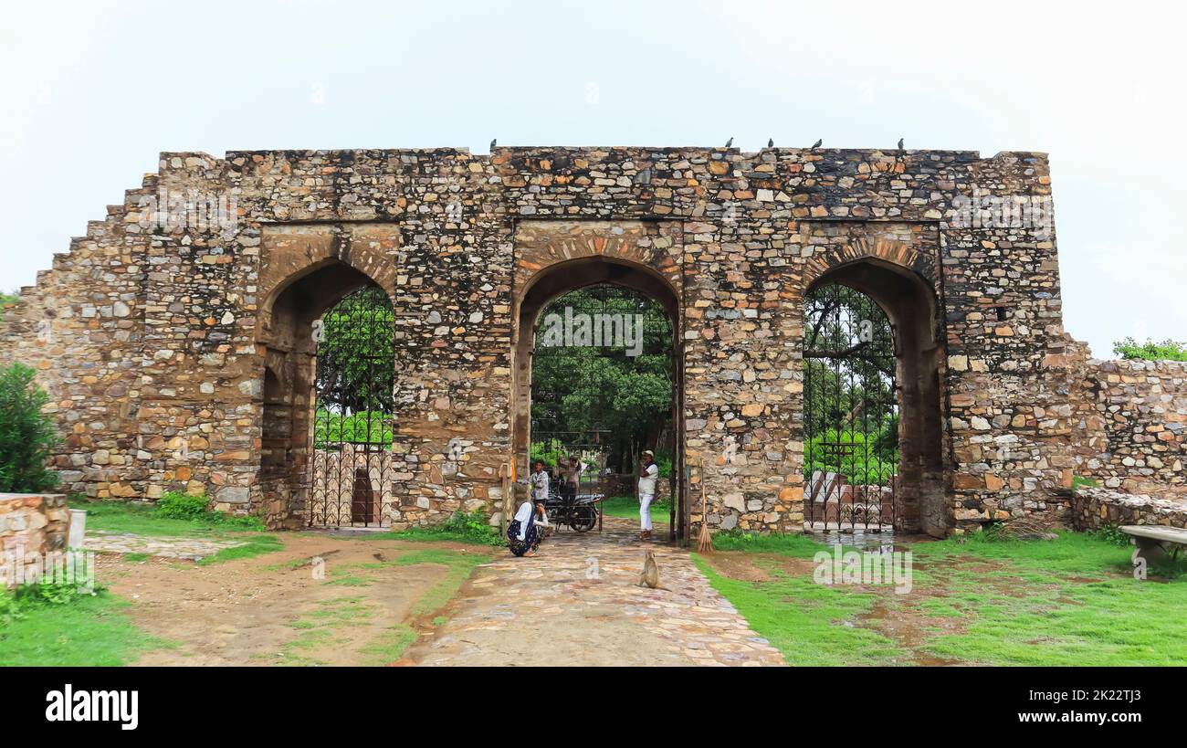 INDIA, RAJASTHAN, BHANGARH, 2022 luglio, turista al cancello principale del campus del Forte di Bhangarh Foto Stock