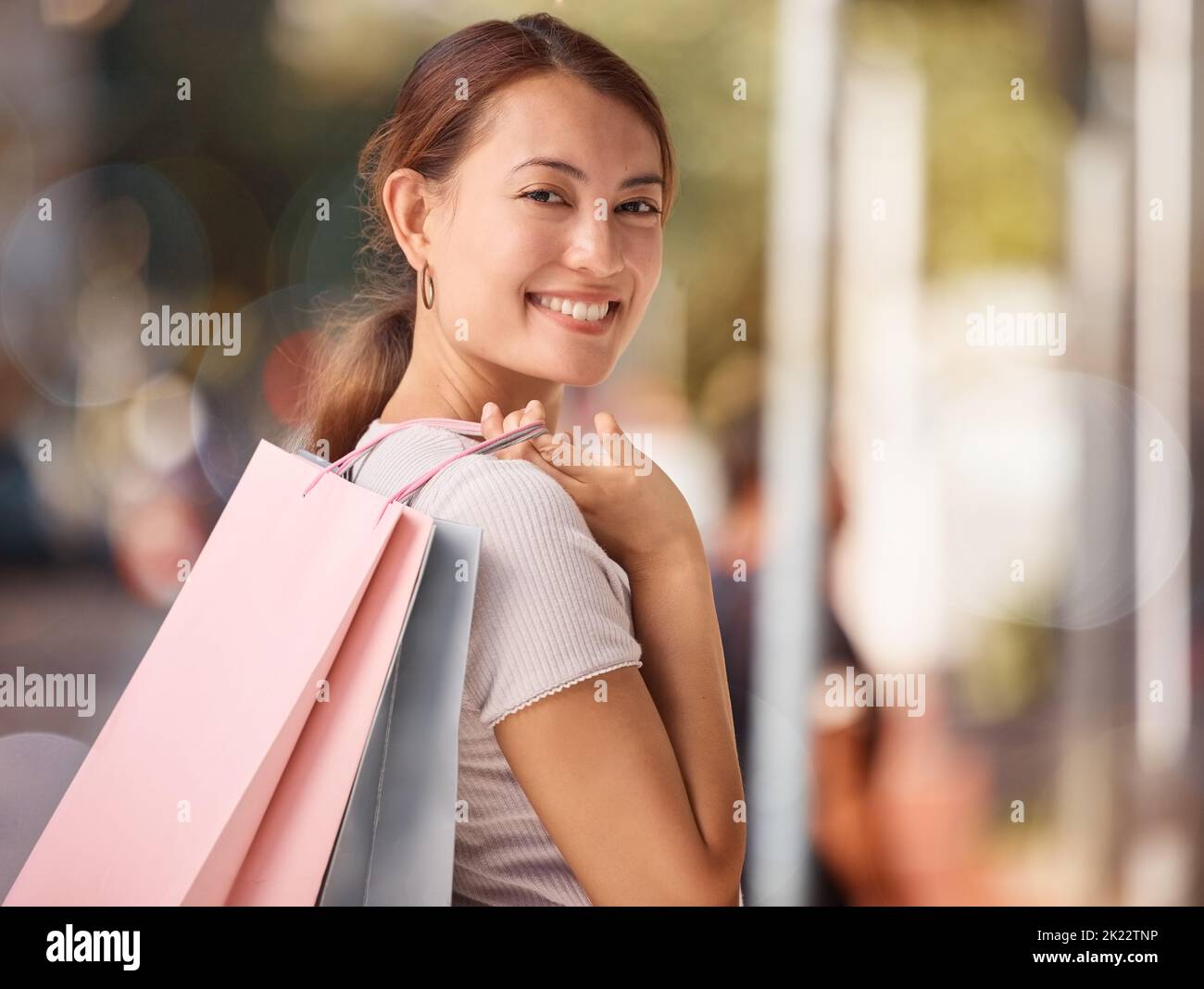 Shopping, moda e ritratto di donna con borse, sorridere e felice dopo l'acquisto di abiti di lusso designer. Vendita al dettaglio, sconto e ragazza asiatica o. Foto Stock
