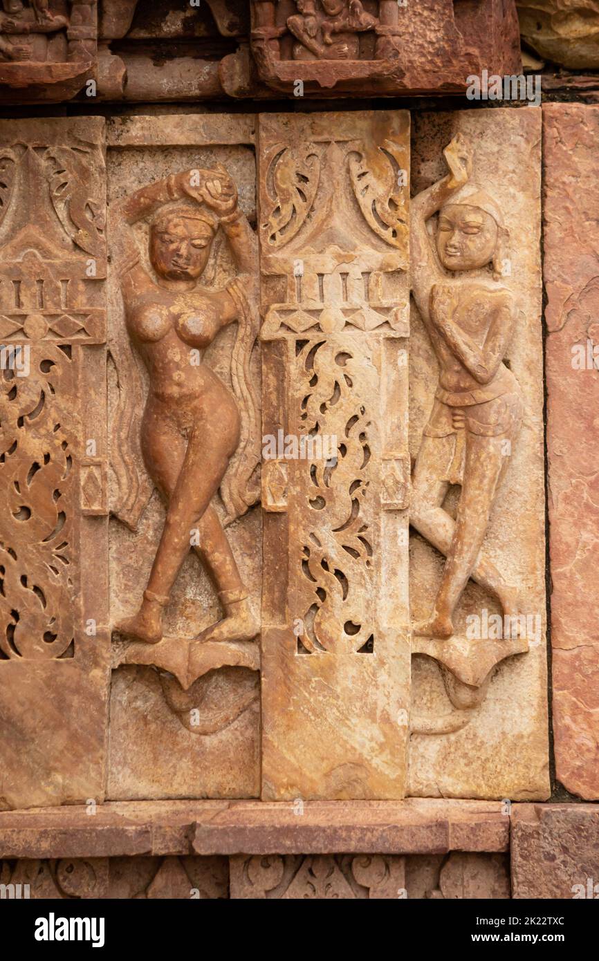 Scultura di uomo e donna sul MahakalaTemple, Bijolia, Bhilwara, Rajasthan, India. Foto Stock