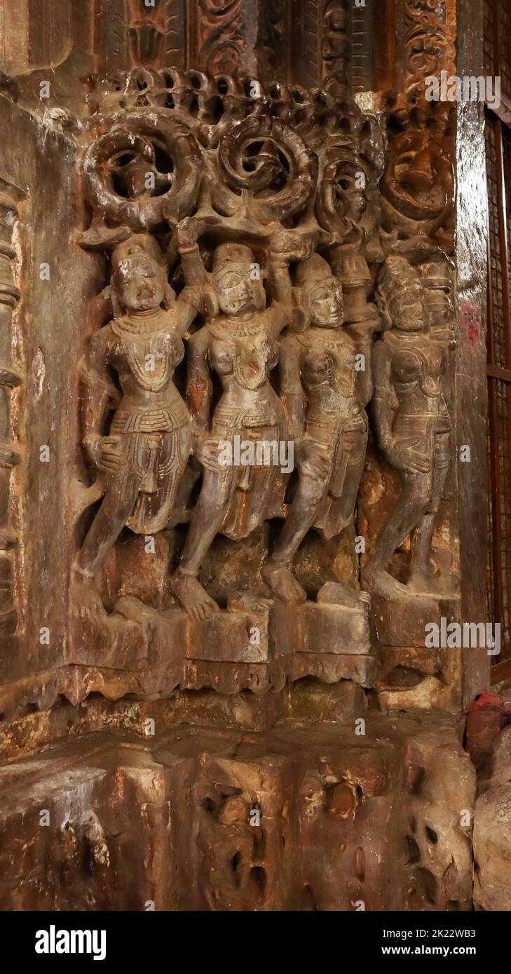 Scultura di donne sulla porta d'ingresso del santuario. Tempio di Undeshwar Mahadev, Bijolia, Bhilwara, Rajasthan, India. Foto Stock