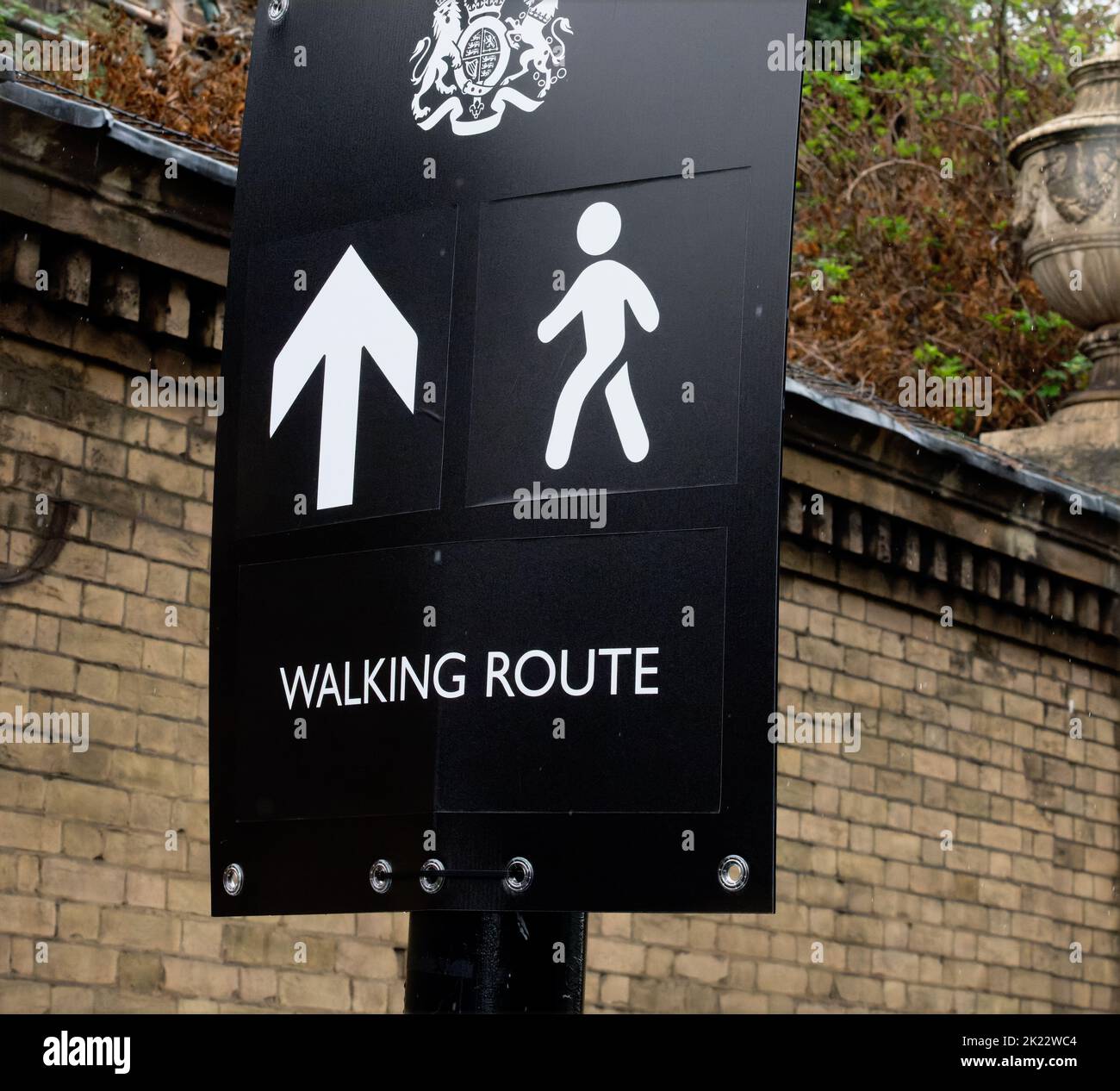 Segni di Buckingham Palace che indica i lutto in direzione dei tributi floreali alla regina Elisabetta II sulla sua morte in modo che possano porre i fiori Foto Stock