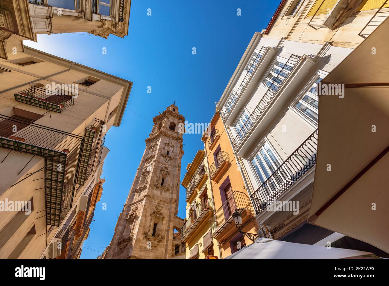 La torre di Santa Catalina con vista dal basso angolo contro il cielo blu, fu costruita tra il 1688 e il 1705. Un must nella città di Valencia Foto Stock