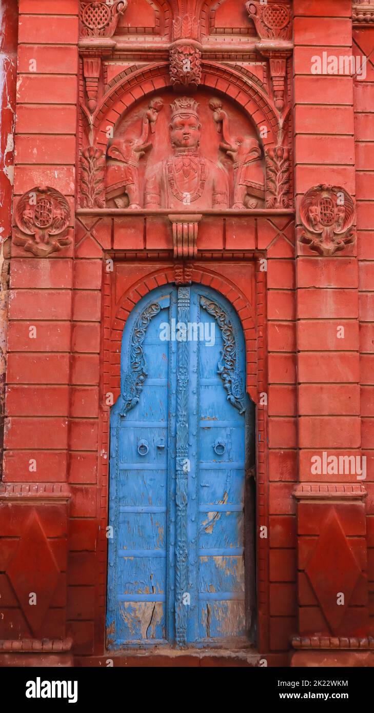 Splendidamente scolpito case rosse con porte blu sulla strada di Bikaner, Rajasthan, India. Foto Stock