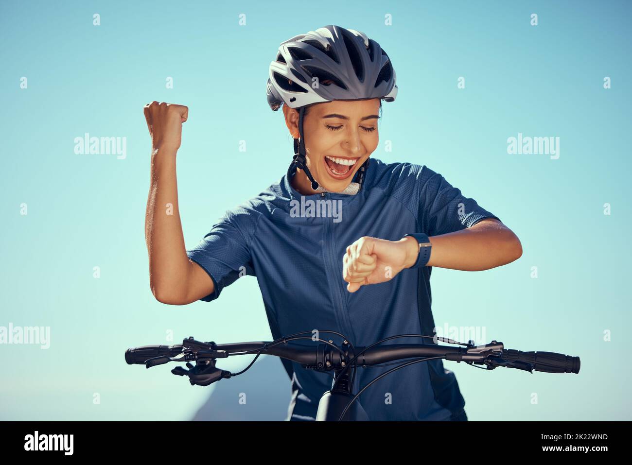 Tempo di guardia ciclistica, donna felice e successo, vincita e progressi per la gara di triathlon. Atleta ciclistico professionista, fitness Foto Stock