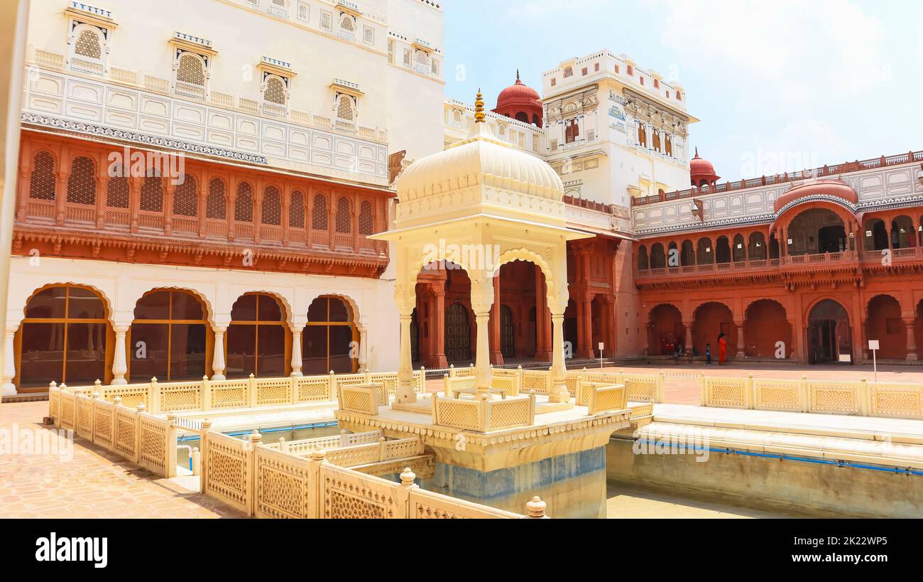 Piccolo stagno all'interno del complesso di Junagarh Fort che i re usavano per giocare a Holi con la gente, Bikaner, Rajasthan, India. Foto Stock