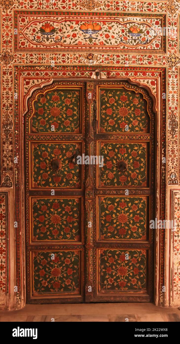 Porta di design colorato all'interno di Gaj Mahal, junagarh Fort, Bikaner, Rajasthan, India. Foto Stock