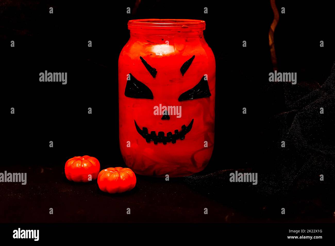 Composizione zucche d'arancio di Halloween su sfondo nero Foto Stock
