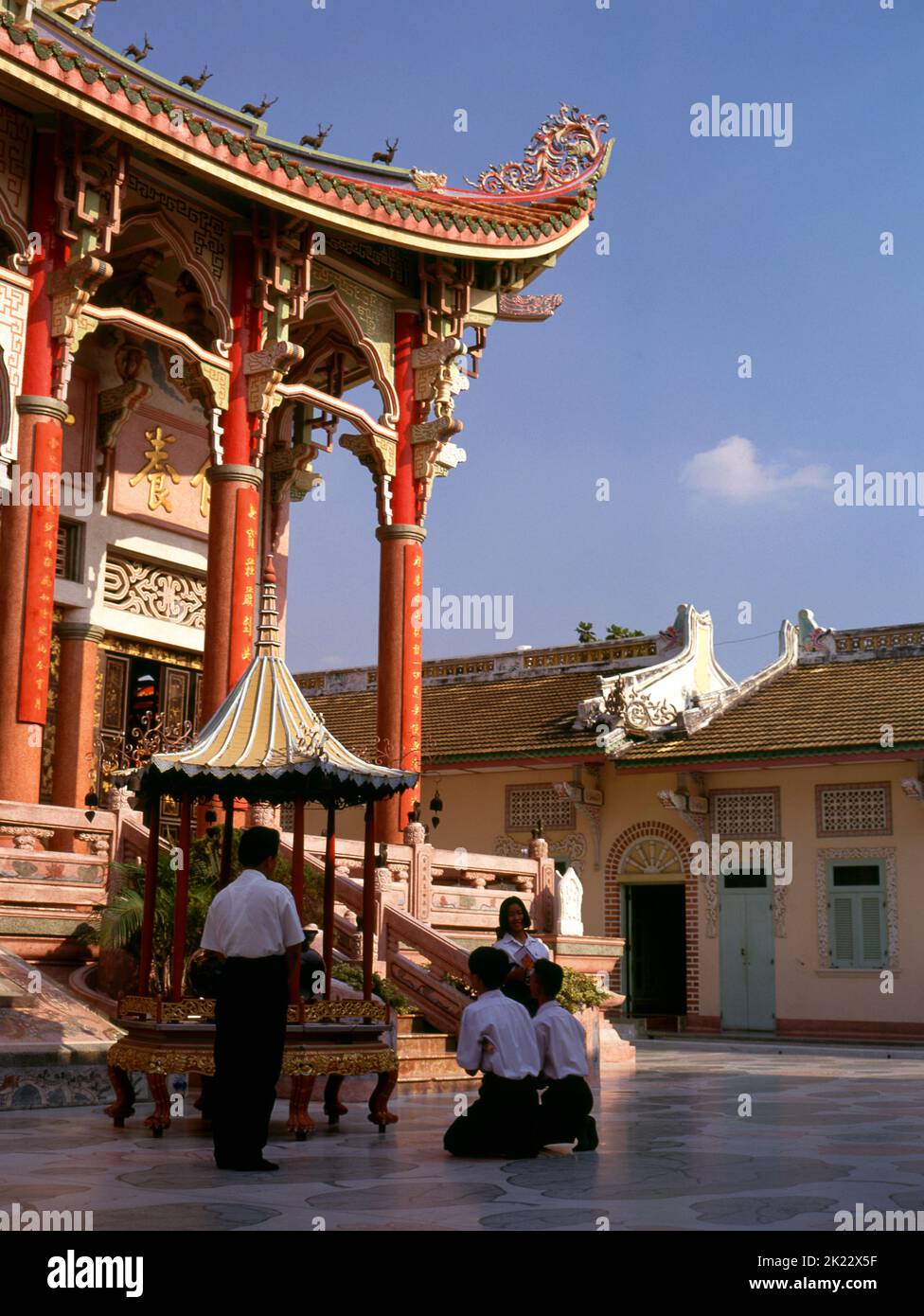 Thailandia: Il viharn principale (sala di riunione), Wat Pho Maen Khunaram, Bangkok. Wat Pho Maen Khunaram è un tempio buddista Mahayana costruito nel 1959. Mescola stili architettonici thailandesi, cinesi e tibetani. Foto Stock