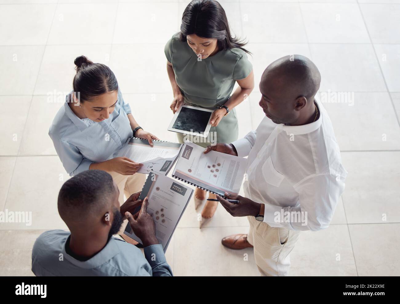 Il team dei dati aziendali parla in ufficio, pianifica la strategia riunione aziendale e il gruppo di marketing confrontano i grafici. Giovani che lavorano sul lavoro, in azienda Foto Stock