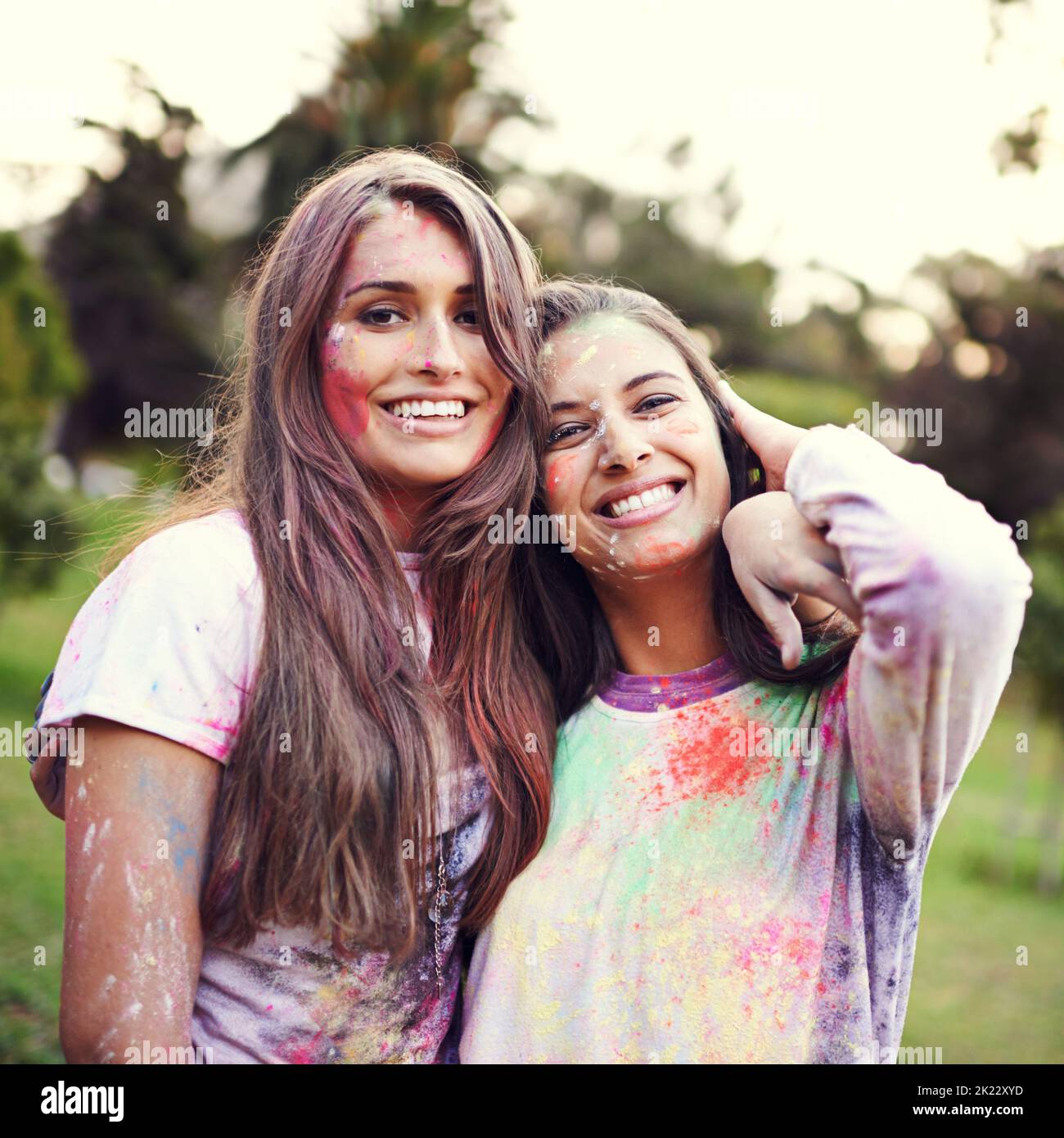 La vita è arte, vivete la vostra a colori. Ritratto di due amici che si divertono in un festival a colori. Foto Stock
