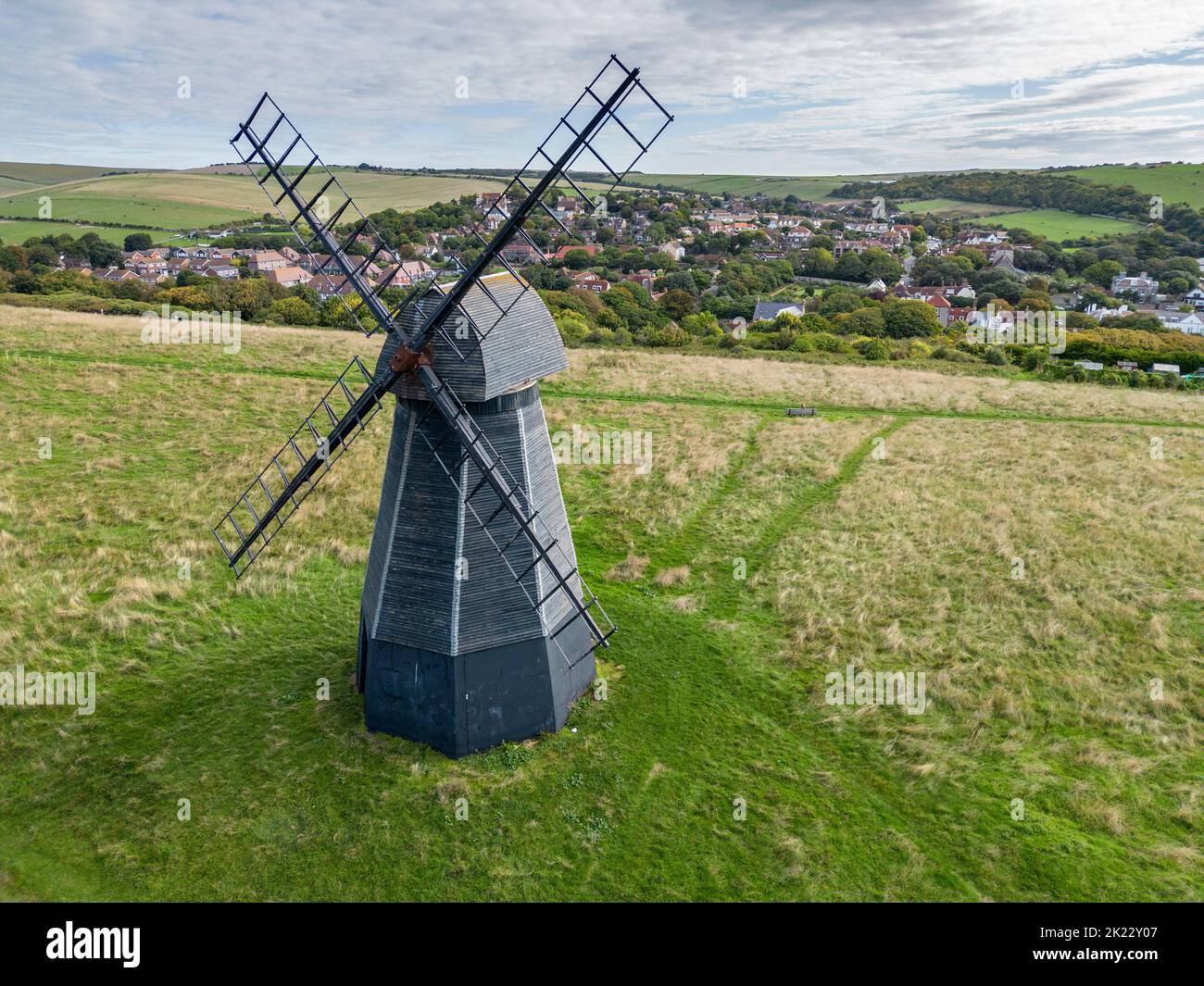 veduta aerea del mulino a vento di rottingdean o del mulino faro un mulino di smock classificato di grado 2 costruito nel 1802 sulla costa orientale del sussex Foto Stock