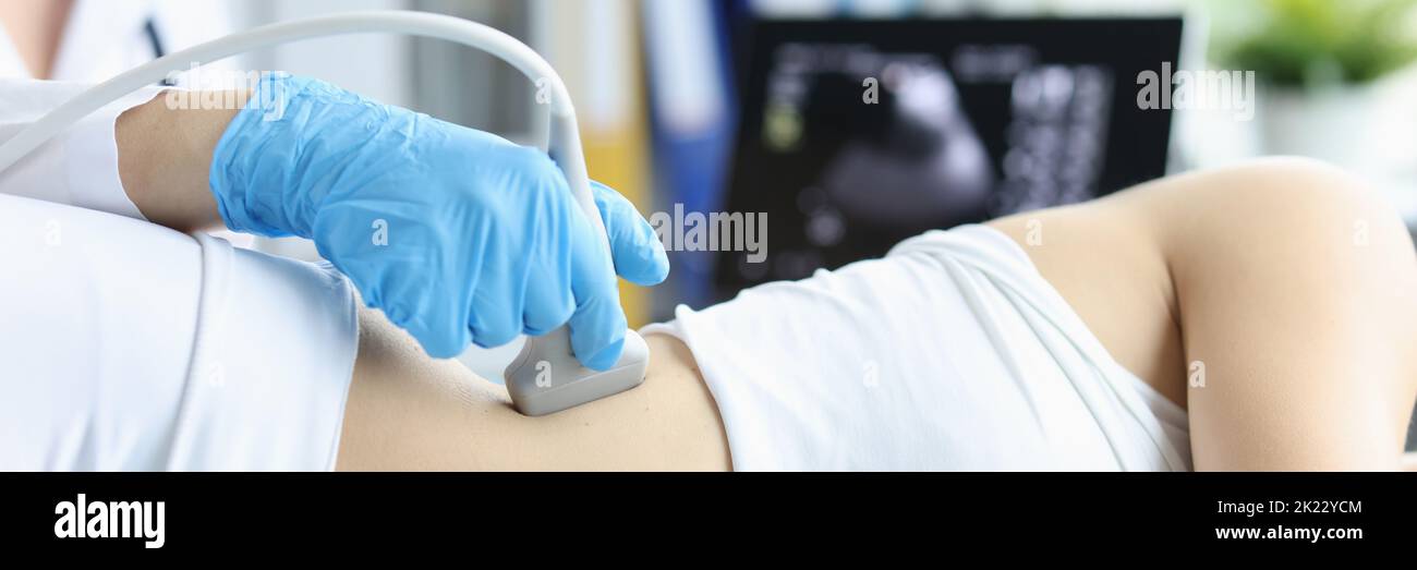 Medico che fa l'ecografia dei reni al paziente in closeup clinica Foto Stock
