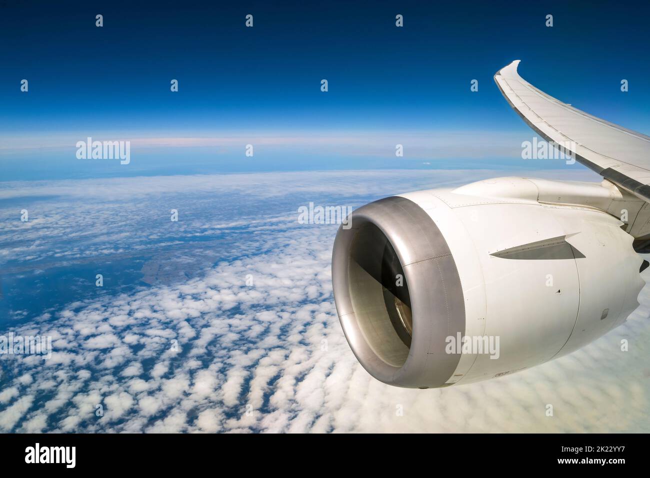 Vista dalla finestra dell'ala destra e del motore di un Boeing B787-1000 Dreamliner che sorvola le nuvole Foto Stock