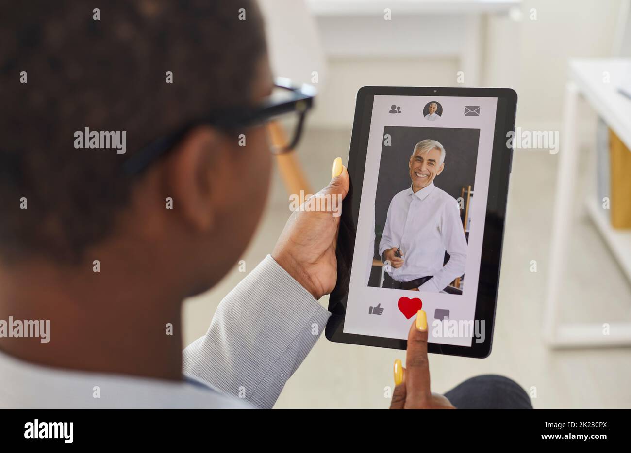 Giovane donna dà come a foto di uomo anziano su online dating app o sito internet Foto Stock