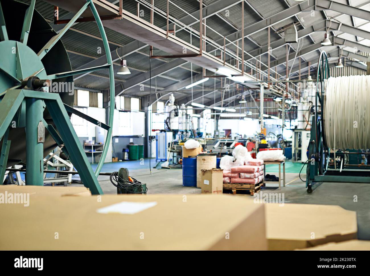 Tutto questo stock deve andare da qualche parte. L'interno di un centro di distribuzione. Foto Stock