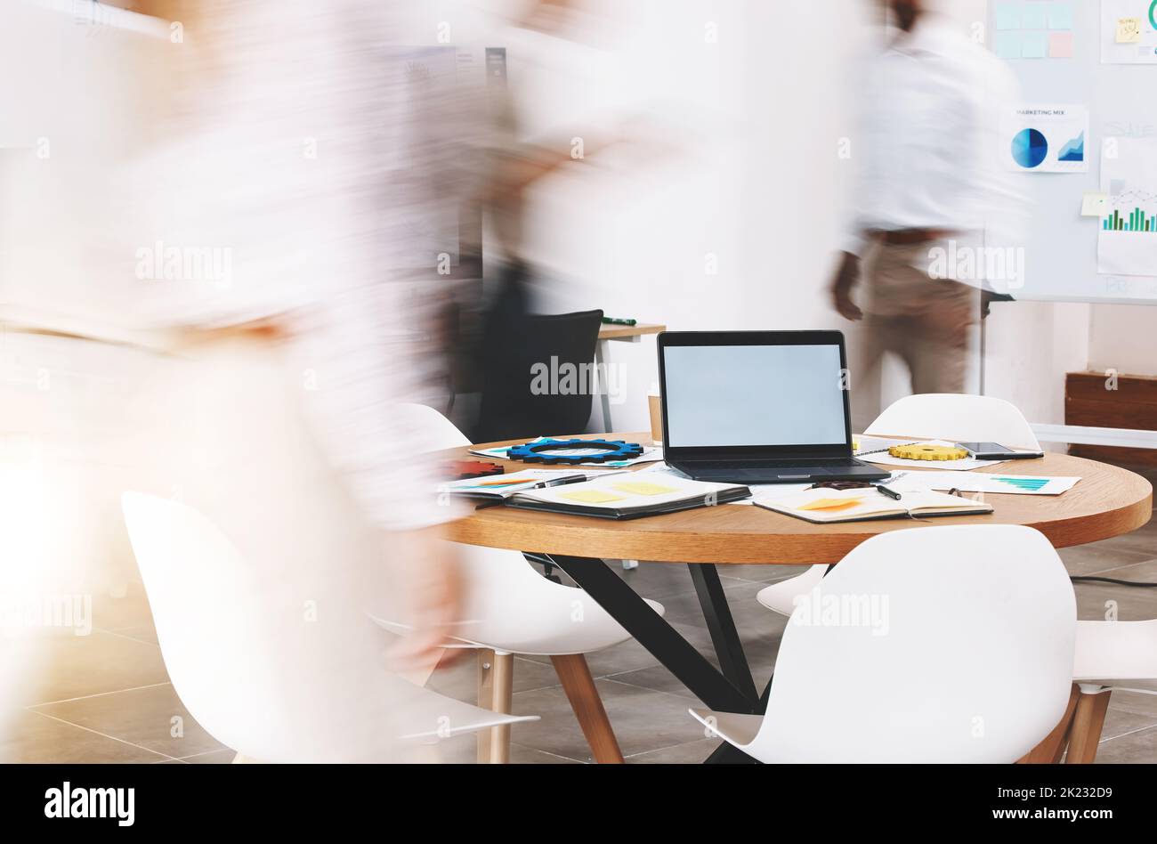 Notebook mockup, ufficio occupato e sfocato background marketing agenzia, startup società e veloce luogo di lavoro. Tavolo per riunioni d'affari, pianificazione e lavoro Foto Stock