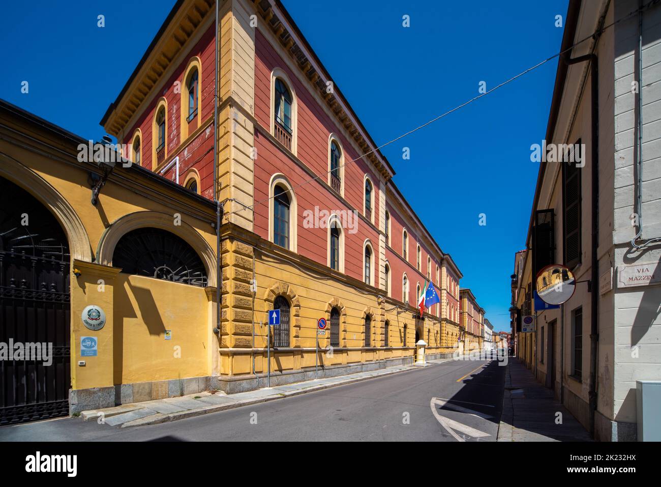 Cuneo, Piemonte, Italia - 06 agosto 2022: Via Battisti con caserma Cesare Battisti, sede della stazione della Guardia di Finanza (Polic Finanza Foto Stock