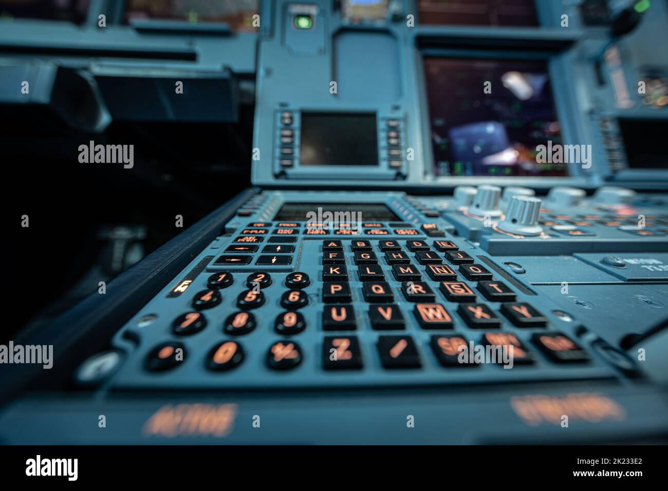 Piano di volo Airbus girato con quadro strumenti e vista sul computer di gestione del volo e display CPDLC.piano di volo Airbus shot con pannello strumenti Foto Stock